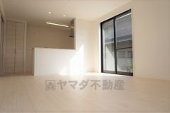 同仕様写真。リビングは広々とした設計で、家族が集い、寛ぐ暮らしの空間を演出しています。