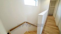 小さなお子様やご高齢の方でも安心できる、手すり付き階段。段差も低めで設定されており、安全性にも優れています。