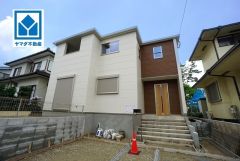 天神行バス停まで徒歩11分＾＾スーパーやコンビニなども近く周辺環境充実。快適でゆとりのある生活空間で新生活を始めましょう^^