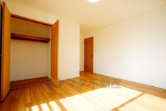 暖かい日差しが差し込む洋室。たっぷり収納できるクローゼット付きでお部屋の中をすっきりと快適に保てます。