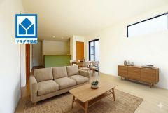 家具はイメージです。大きな窓のあるリビングは、陽光あふれる明るい空間です。居心地良く、ご家族皆がゆったり寛げる憩いの空間となりそうです。