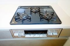 複数の調理を一度に行うことができる3口コンロ。効率よくお料理が出来ます。毎日のお料理も楽しくなりますね＾＾