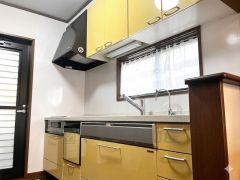 部屋の端に位置する壁付けキッチンは、デッドスペースができにくく、リビング・ダイニングを無駄なく広く活用できます。