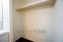 便利な洗面室収納。散らかりがちなバスタオルや清掃用品、化粧品や予備のシャンプー等もきれいに整頓できますね。