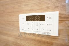 湯量・湯温の設定、そして保温までワンタッチのフルオートバス。便利な追い炊き機能付きです。