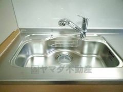 広々としたステンレスシンクには、洗剤やスポンジを収納出来るラック付き。広さも確保しているので、大きなお鍋も洗いやすいです。