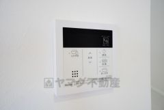 キッチン横からお湯張り、追い炊き、足し湯がボタン一つで楽々操作できる給湯機リモコンです。