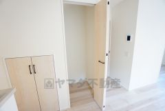 物が散らかりやすいリビングに収納スペースを確保。書類や雑貨をひとまとめにできまるため、お部屋をすっきりさせることが出来ます。