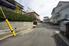 西側前面道路。住人以外の車の進入も少なく、小さなお子様を持つご家庭にも安心です。大型車の通行が少なく、騒音や振動が少ないので静かで快適な生活を送れます。
