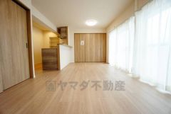 温かみのある雰囲気と、キッチンでの作業性を兼ね備え、家族の笑顔あふれる団らんのひと時をお過ごしいただける設計になっています。