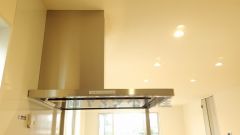 お手入れが簡単なスリム型レンジフードです。調理により発生する油煙や臭いを吸い込み、屋外へ排気してくれます。