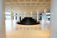 上質感漂うエントランス。広々としたエントランスが開放感を演出しています。