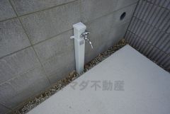 お車の洗車や外壁のお掃除をする際に便利な外水栓。