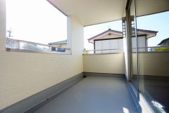 同仕様写真。バルコニーは日当たり良好です。お洗濯物も気持ちよく干せそうです。日光浴をしたり、星を眺めたりも良いですね^^
