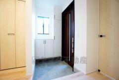 たっぷり収納できるシューズボックスです。家族全員の靴がきれいに整頓できます。棚の上にお花や写真を飾っても良いですね。