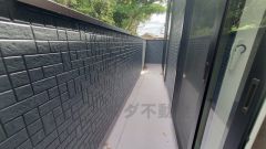 陽当たりの良いバルコニーです。お洗濯やお布団干しはもちろん、日光浴スペースにも。足元は防水工事施工済です。