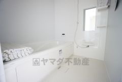 1日の疲れを癒すくつろぎのバスルーム。足を伸ばしてもゆったりと入れるサイズです。お子様と一緒にお風呂に入っても狭くないですね^^