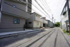 前面道路は広く、車同士がすれ違うスペースが十分にあります。落ち着いた住宅地内で快適な生活を実現してみませんか＾＾