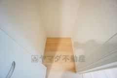 玄関ホールに収納スペースを確保。日用品や趣味の道具入れとして便利です。扉付きなので見た目もスッキリ＾＾