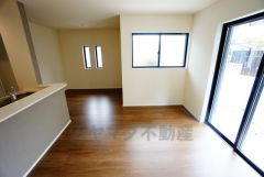 大きな掃き出し窓のあるリビングは、陽光あふれる明るい空間です。ゆったりと寛げる憩いの場となりそうです。