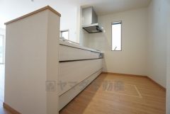 同仕様写真。リビングにいるお子様を見守りながらお料理ができる対面キッチン。カウンタートップの汚れもサッと拭き取ることができ、お掃除ラクラク＾＾