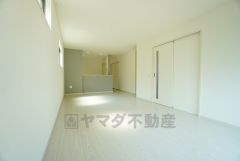 リビングは広々とした設計で、家族が集い、寛ぐ暮らしの空間を演出しています。