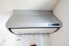 お手入れが簡単なスリム型レンジフードです。調理により発生する油煙や臭いを吸い込み、屋外へ排気してくれます。