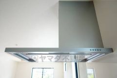 お手入れが簡単なスリム型レンジフードです。調理により発生する油煙や臭いを吸い込み、屋外へ排気してくれます。