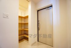 壁一面に設けた大容量のシューズクローゼットは実用性と機能性を兼ね備えています。急な来客でも、いつも整頓された玄関でお出迎えができます。