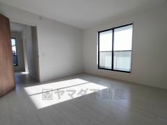 暖かい日差しが差し込む洋室。たっぷり収納できるクローゼット付きでお部屋の中をすっきりと快適に保てます。