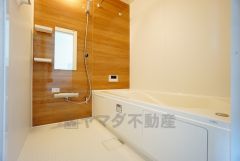 1日の疲れを癒すくつろぎのバスルーム。足を伸ばしてもゆったりと入れるサイズです。お子様と一緒にお風呂に入っても狭くないですね^^