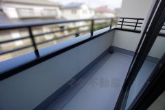 同仕様写真。陽当たりの良いバルコニーです。お洗濯やお布団干しはもちろん、日光浴スペースにも。足元は防水工事施工済です。