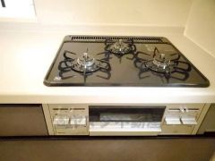 同時にたくさんの料理が調理できる3口コンロ。長時間熱を通しておきたい煮込み料理を作りながら、炒め物など同時進行で進められます。