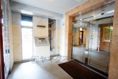 大理石張りのお洒落なエントランスです。