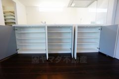 キッチンカウンター下に大容量の収納スペース有り。扉付きなので、中の荷物を来客に見られる心配がありません＾＾