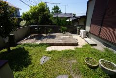 お子様と公園に行けない日も、のびのびお庭で遊べるのがうれしいですね。ガーデニングやお子様のプールなど大活躍です＾＾