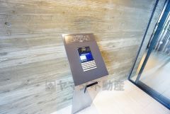 オートロックは、外部の人が自由に建物内に出入りできないため、不審者の侵入防止効果があります。