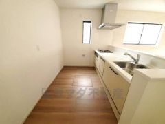 カウンタートップは耐熱性に優れており、日ごろのお掃除もふき取るだけでＯＫ。ステンレスシンクも簡単にお掃除できますよ。