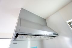 風量が弱・強と切替え可能なレンジフードが調理中の煙をしっかり吸い込みます。手元を照らすライト付きです。