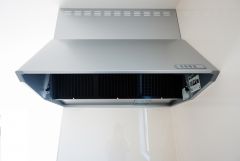 同仕様写真。風量が弱・強と切替え可能なレンジフードが調理中の煙をしっかり吸い込みます。手元を照らすライト付きです。