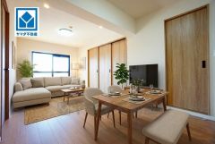 家具はイメージです。大きな窓のあるリビングは、陽光あふれる明るい空間です。居心地良く、ご家族皆がゆったり寛げる憩いの空間となりそうです。