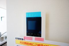 防犯はもちろん、セールスマン対策にもなるモニター付きインターホンです。お子さん1人での留守番時にも活躍しそうです。