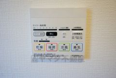 同仕様写真。浴室暖房乾燥機には、暖房、乾燥、涼風、換気の4つの機能が付いています。タイマー付き。