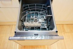 同仕様写真。食後の時間にゆとりを与えてくれる食器洗い乾燥機。操作ボタンも上面にあるので、腰をかがめずに操作が楽々。