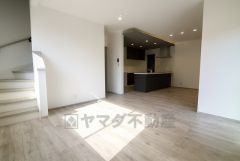 リビングは広々とした設計で、家族が集い、寛ぐ暮らしの空間を演出しています。思い思いの時間を過ごしたり、家族みんなで食事をしたり、素敵な団らんの場になりますね。