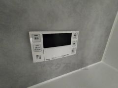 湯量・湯温の設定、そして保温までワンタッチのフルオートバス。便利な追い炊き機能付きです。