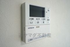同仕様写真。キッチン横からお湯張り、追い炊き、足し湯がボタン一つで楽々操作できる給湯機リモコンです。忙しい夕飯準備の時間帯に重宝しますね。