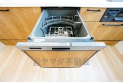 食事の後の手間を解消する食器洗い乾燥機付。冬場の洗い物で手荒れの悩みもなくなります。手洗いよりも節約できて便利。