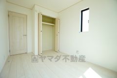 暖かい日差しが差し込む洋室。たっぷり収納できるクローゼット付きでお部屋の中をすっきりと快適に保てます。