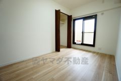 暖かい日差しが差し込む洋室。たっぷり収納できるクローゼット付きでお部屋の中をすっきりと快適に保てます。